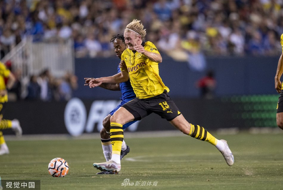 韦世豪铲射破门！被辱骂后首次亮相，拍打队徽致意，本季进球上双